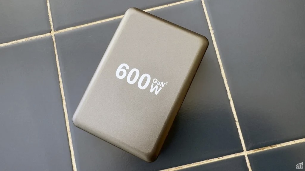 600W GaN充電器（Adrian Kingsley-Hughes/ZDNET）